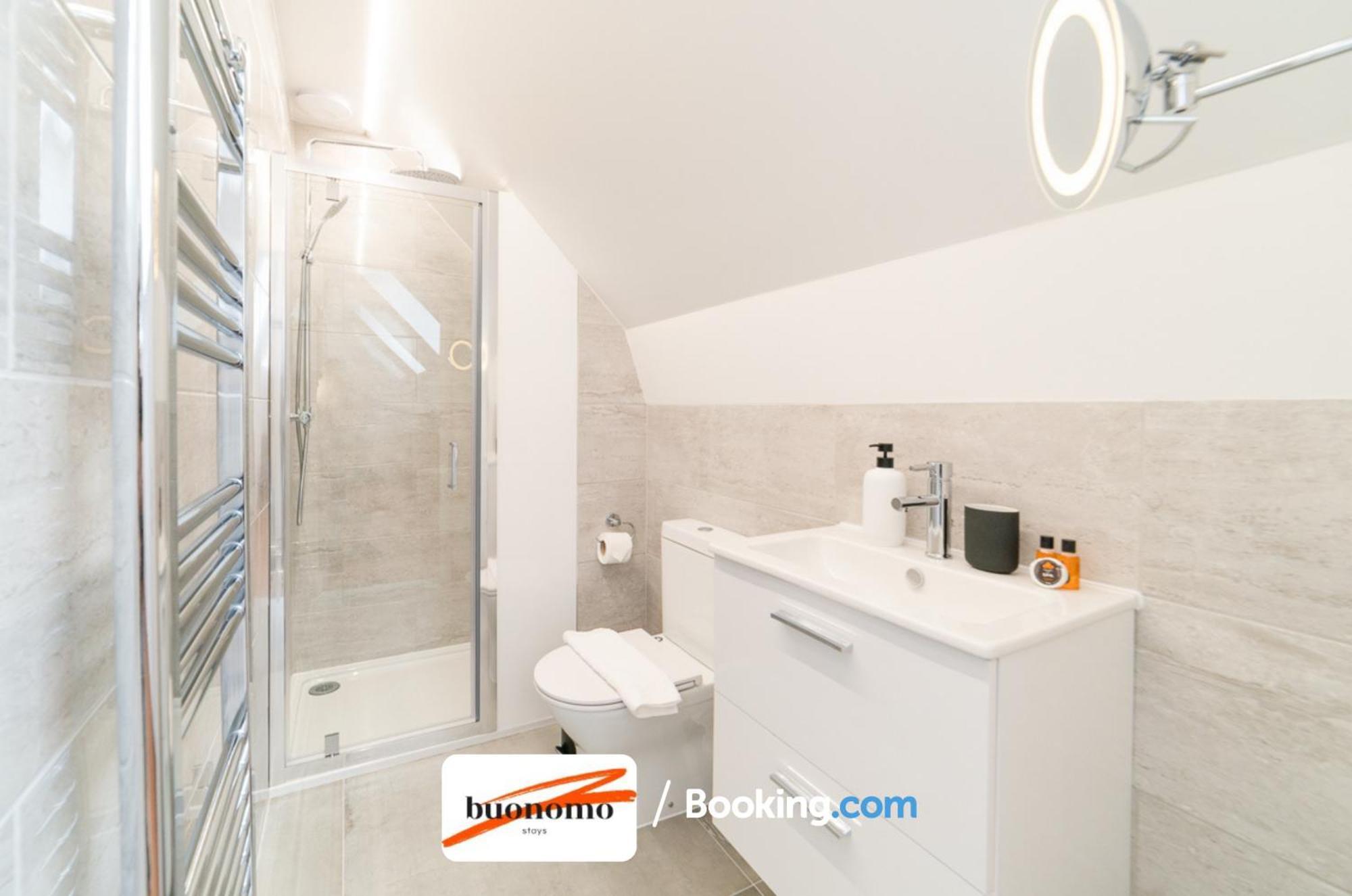 Two Bedroom Apartment At Buonomo Stays Short Lets & Serviced Accommodation Londres Exterior foto